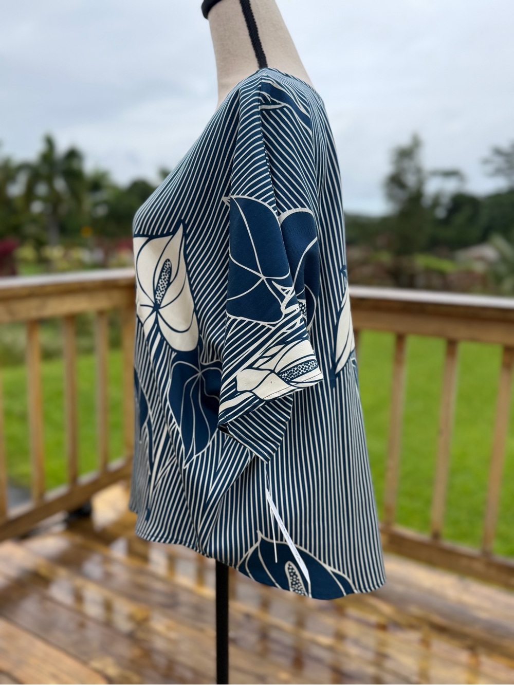 Kamea. Auni top anthurium Blue pinstriped top. Brand new. Never used. Size Med - Picture 3 of 7